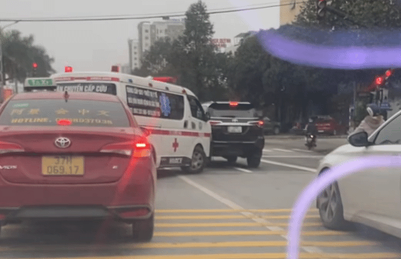 Tài xế xe Fortuner quyết không nhường đường xe cấp cứu vì "vướng" đèn đỏ