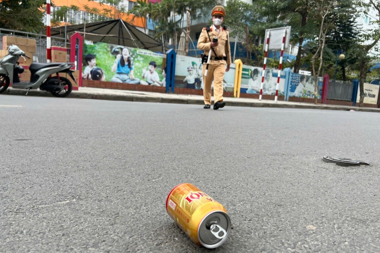 Bạn nhậu của tài xế vội ném lon bia đang uống dở khi gặp CSGT