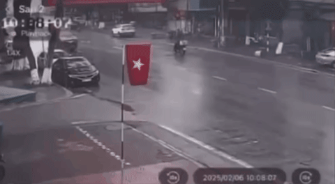 Xử phạt tài xế mở cửa ô tô bất cẩn khiến người đi xe máy ngã văng ra đường
