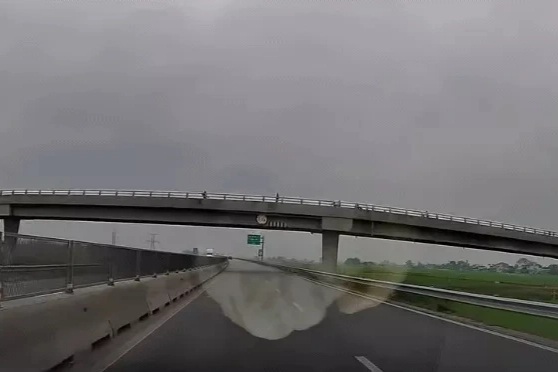 Cảnh sát xác minh việc ô tô chạy trên cao tốc nghi bị ném đá từ cầu vượt