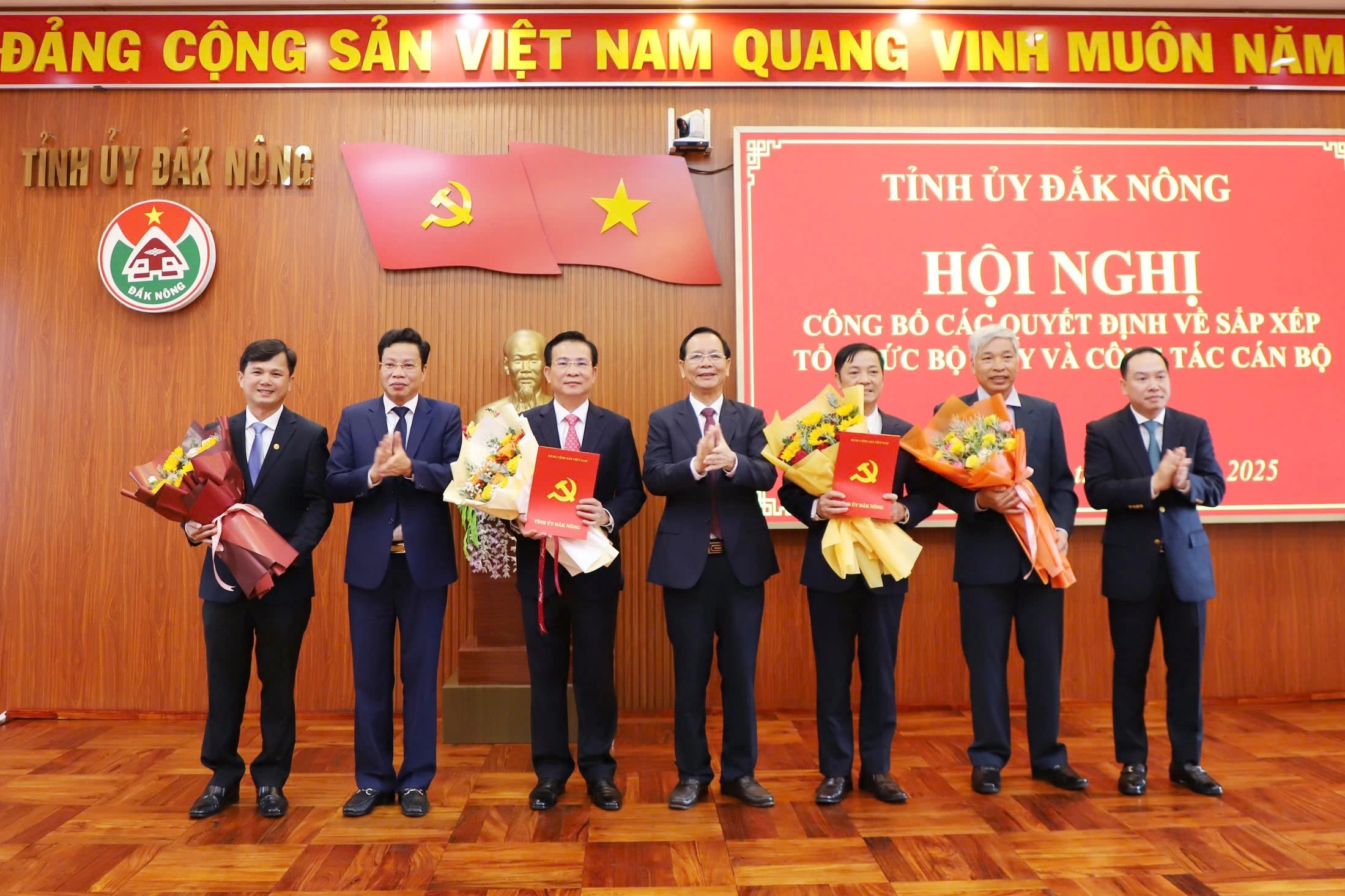 Đắk Nông điều động nhiều cán bộ chủ chốt, công bố việc sắp xếp tổ chức