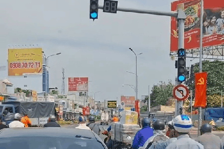 Đèn xanh chuyển đỏ bất ngờ, tài xế dừng xe không kịp ở TPHCM