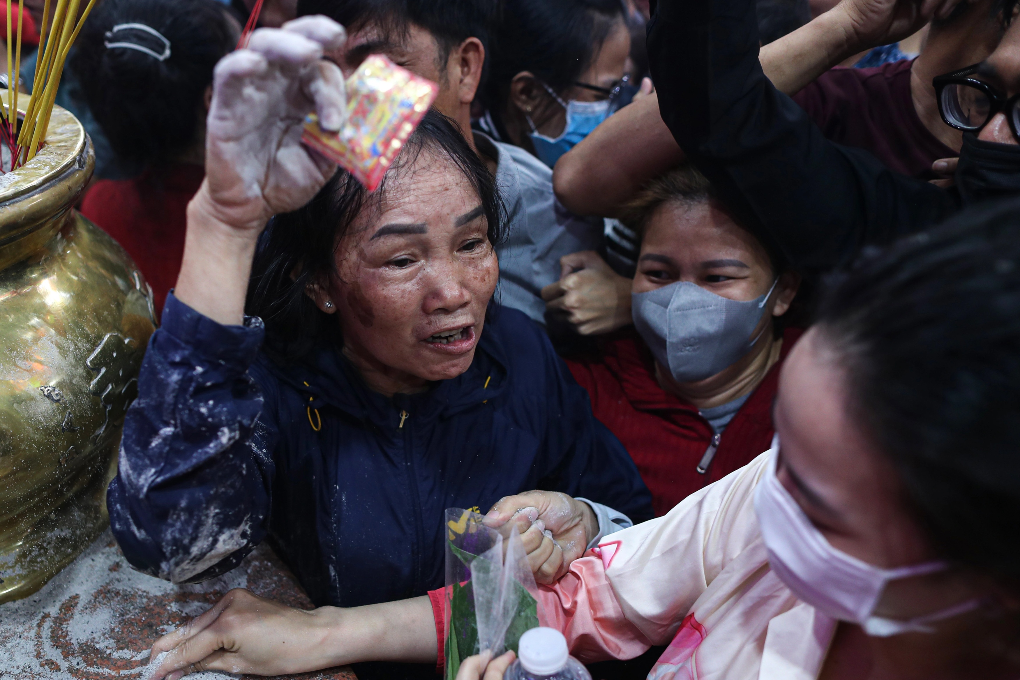 Biển người chen lấn đến nghẹt thở để bốc tro cầu may ở chùa Bà Bình Dương