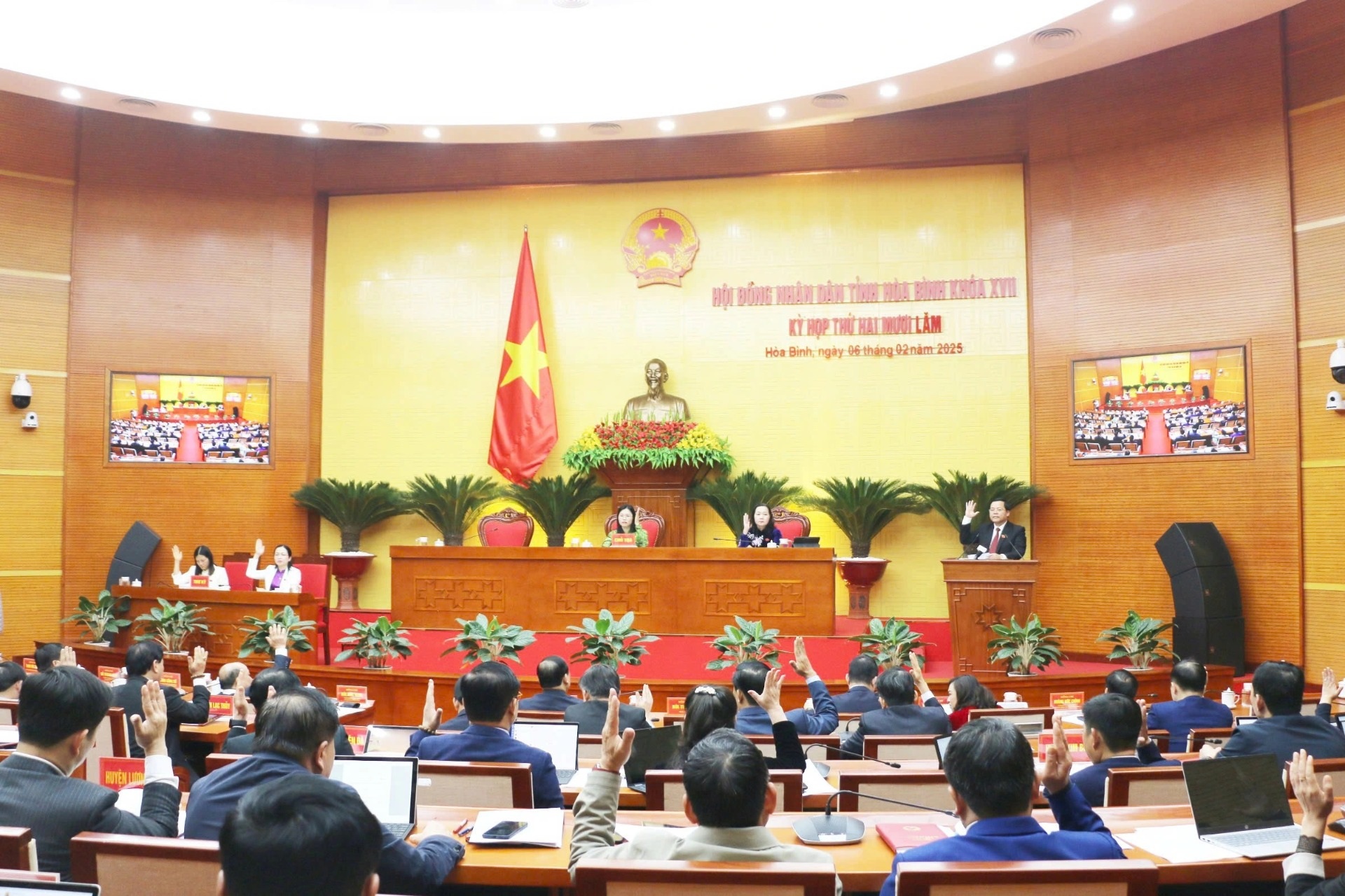 UBND tỉnh Hòa Bình còn 13 cơ quan chuyên môn sau khi tổ chức lại bộ máy