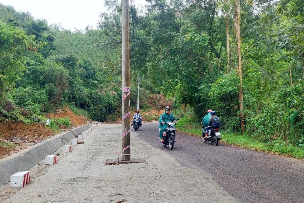 Nhiều trụ điện "mọc" giữa đường ở Quy Nhơn