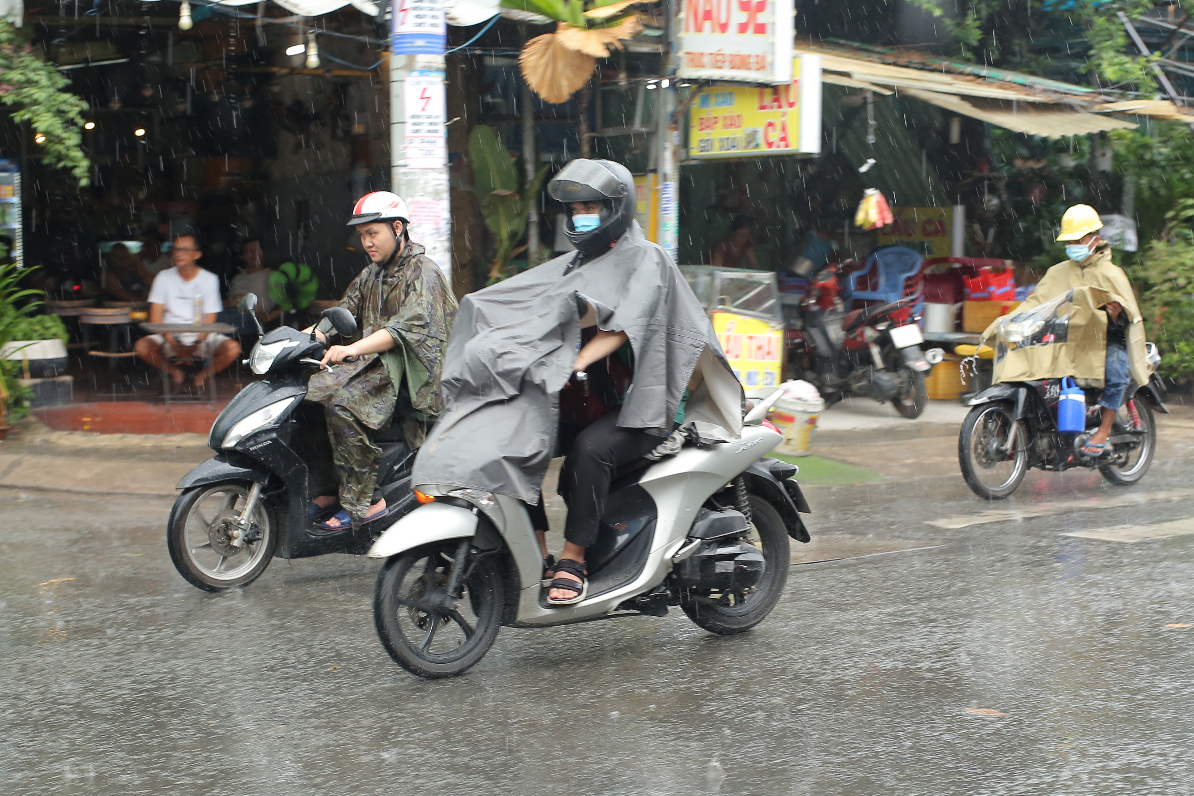 TPHCM tiếp tục mưa trái mùa vào chiều nay