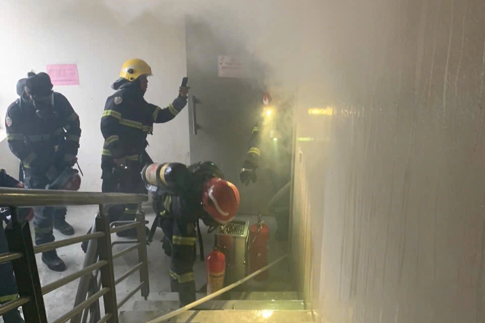 Cháy tòa nhà CTM Cầu Giấy, cảnh sát hướng dẫn, cứu nạn gần 30 người