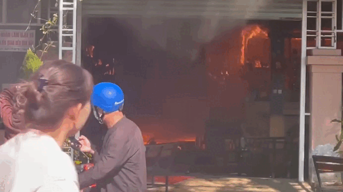 Quán cà phê bốc cháy, nữ chủ quán chạy ra ngoài cầu cứu
