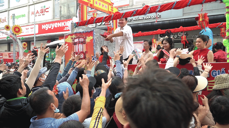 Người dân tranh nhau lấy lộc trong lễ rước kiệu Bà ở Bình Dương