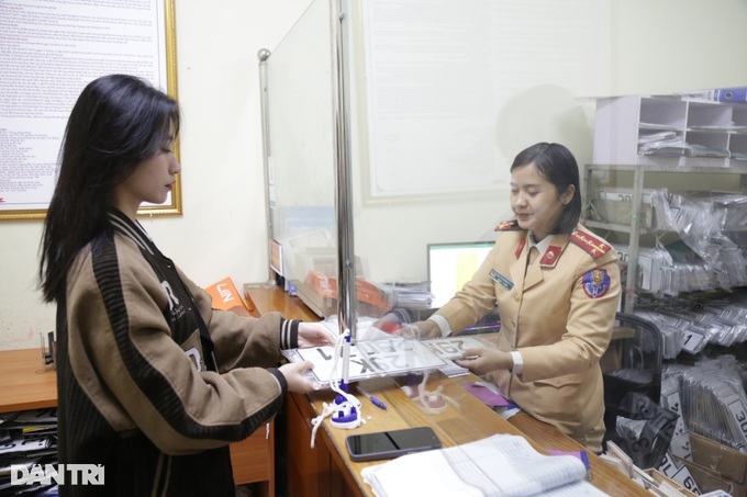 "Đi đăng ký xe bây giờ chỉ mất... vài phút"