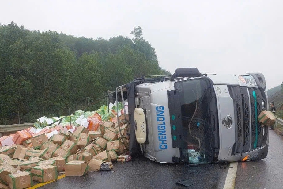 Xe tải lật chắn ngang đường, cao tốc Cam Lộ - La Sơn ách tắc nghiêm trọng