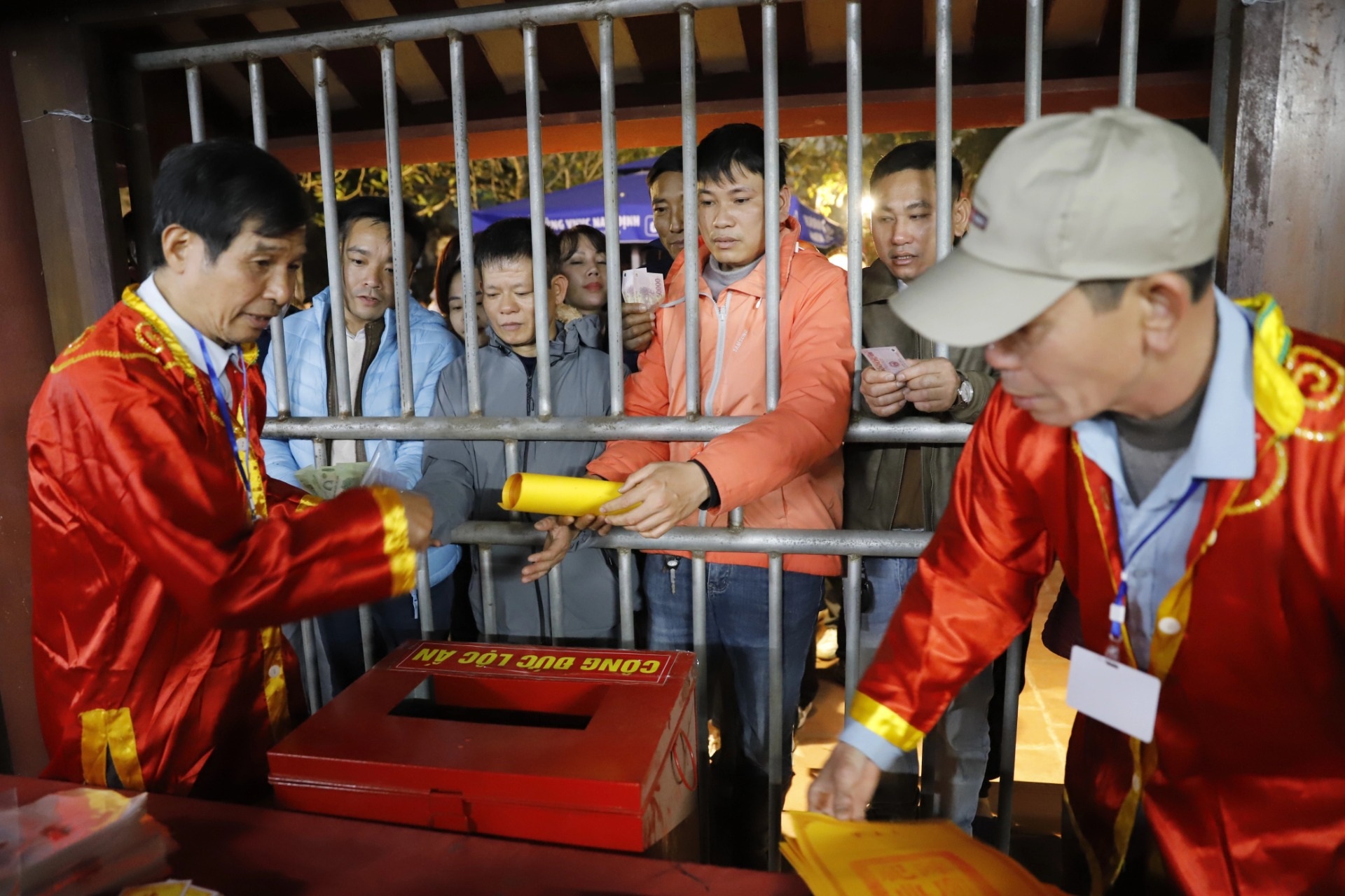 Người dân thức trắng đêm xếp hàng chờ xin ấn đền Trần