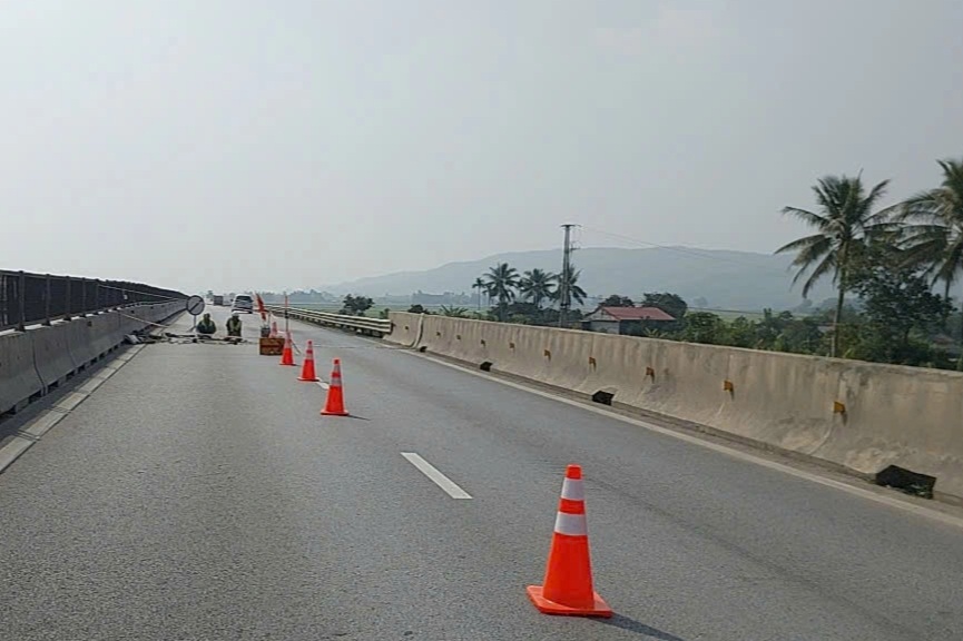 Vụ khe co giãn cao tốc bị bung, nhiều xe gặp nạn: Ai chịu trách nhiệm?