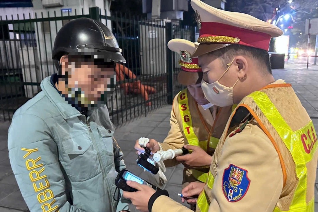 CSGT phát hiện tài xế "dính cồn" gần gấp 3 lần mức kịch khung