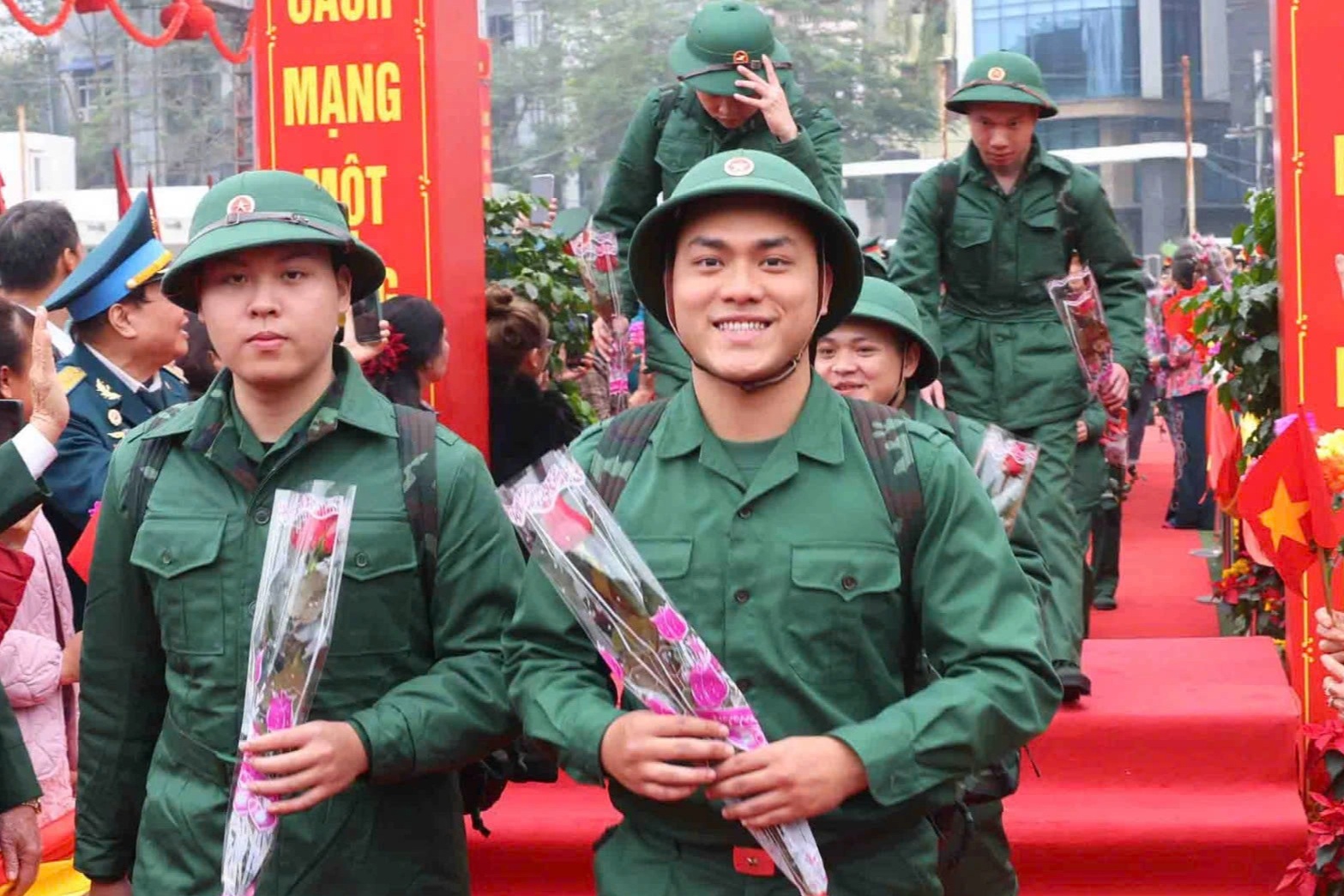 Vừa đi du học Singapore về, thanh niên Hà Nội xung phong nhập ngũ