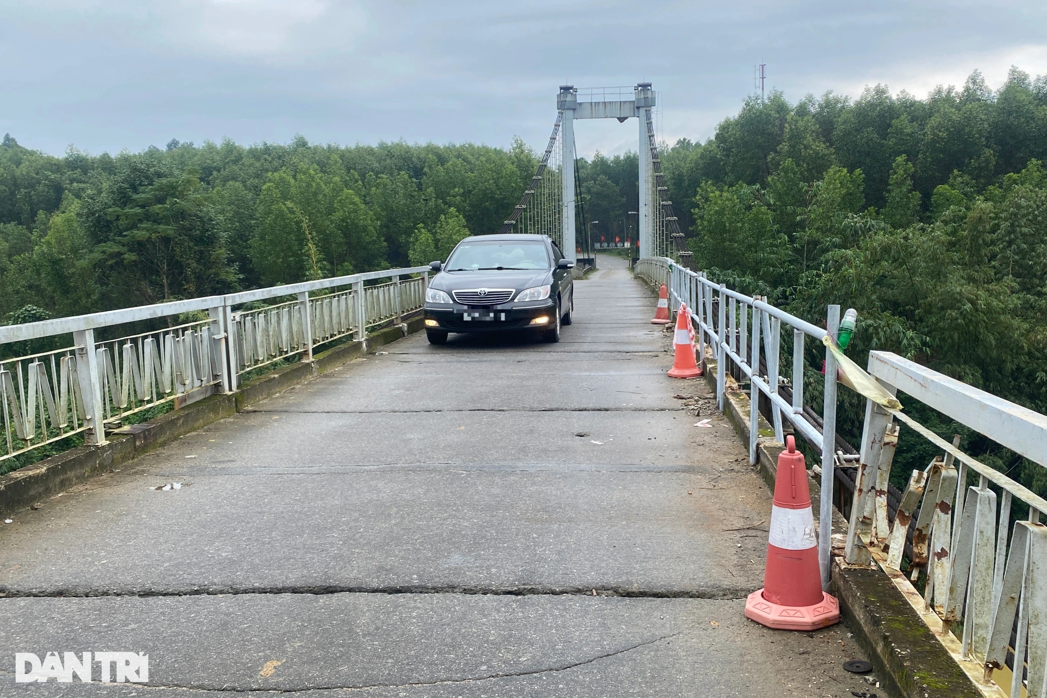 Bỏ phương án cấm ô tô trên 5 chỗ đi qua cầu treo xuống cấp ở Huế