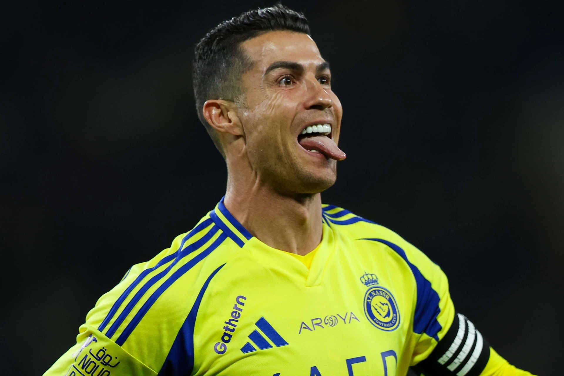 Choáng ngợp với lương cao của C.Ronaldo, nhiều siêu sao phải "hít khói"