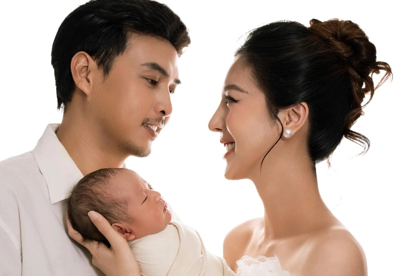 Hồ Quang Hiếu tuổi 42: Viên mãn bên vợ kém 17 tuổi, bỡ ngỡ làm "bố bỉm sữa"