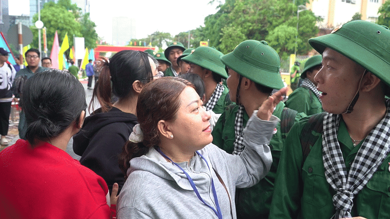 Phụ huynh TPHCM bịn rịn tiễn con lên đường phục vụ Tổ quốc