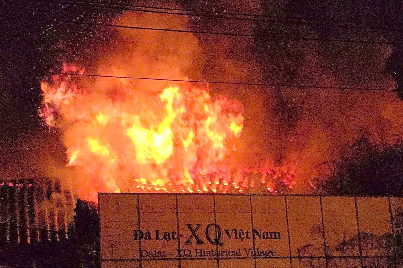 Cơ sở tranh thêu nổi tiếng ở Đà Lạt bốc cháy dữ dội
