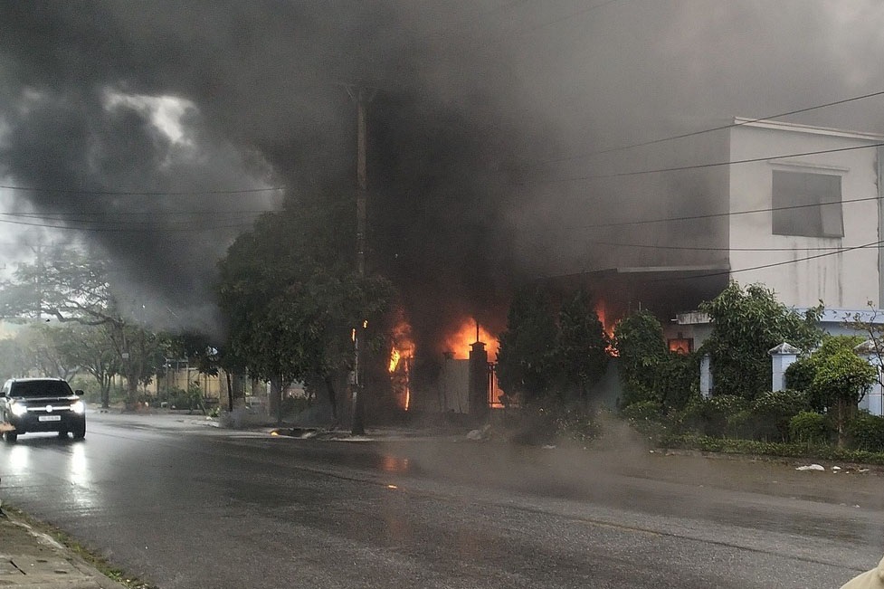 Cháy công ty sản xuất đế giày ở Nam Định