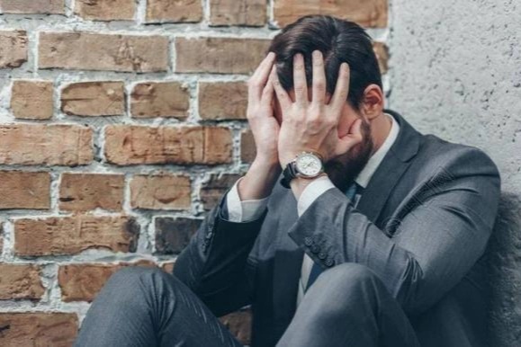 Biết tin bạn gái cũ đi lấy chồng, tôi bỗng dưng "trở mặt" với vợ con