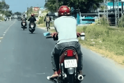 Xác minh clip người đàn ông bắt chéo tay điều khiển xe máy trên đường