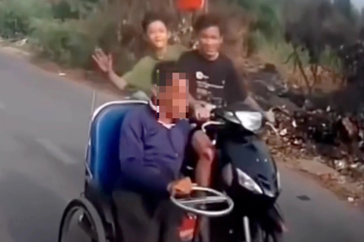Cộng đồng mạng phẫn nộ clip người đi xe máy đánh vào đầu người tàn tật