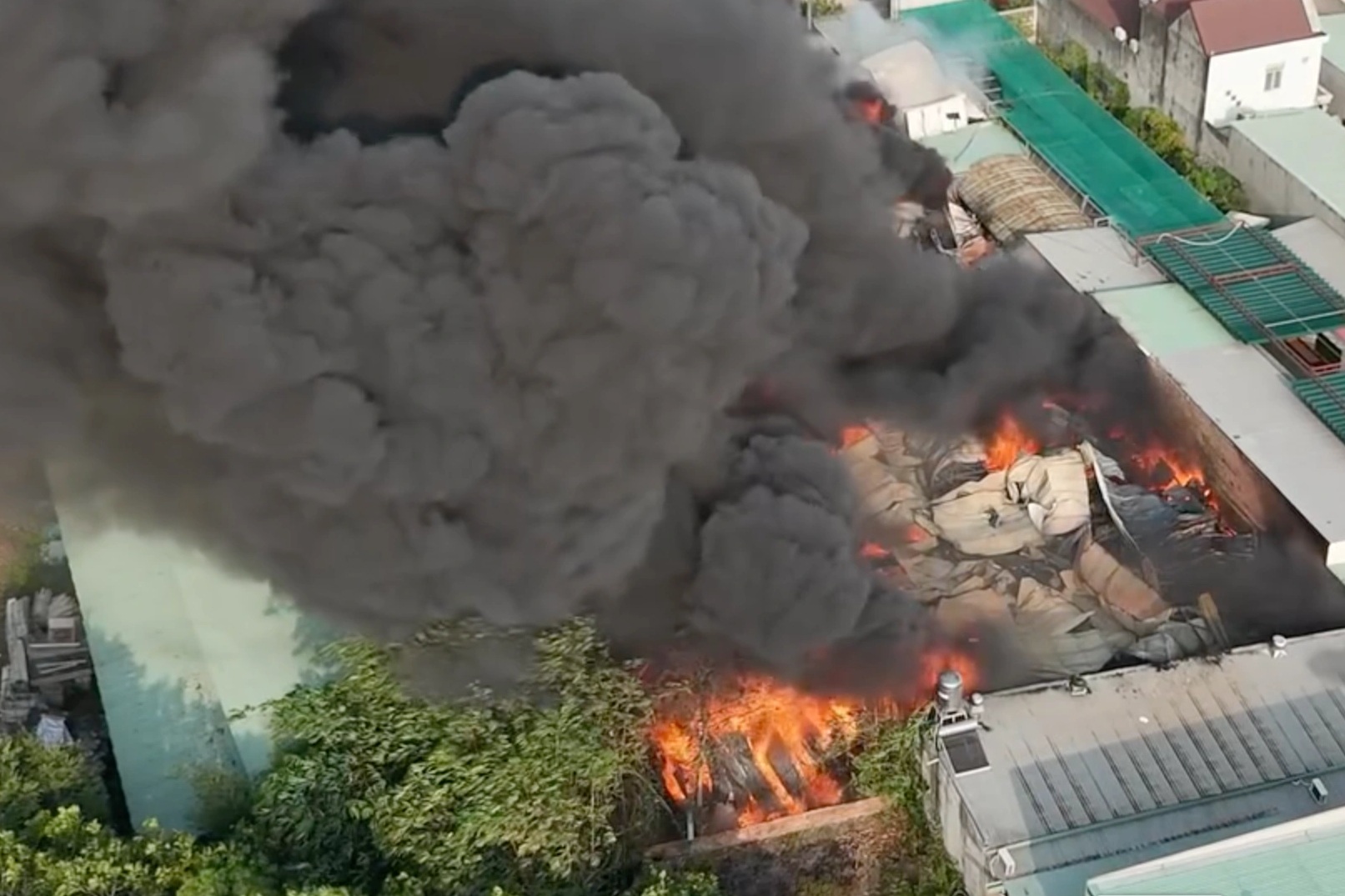 Kho phế liệu 500m2 ở Bình Dương bốc cháy ngùn ngụt