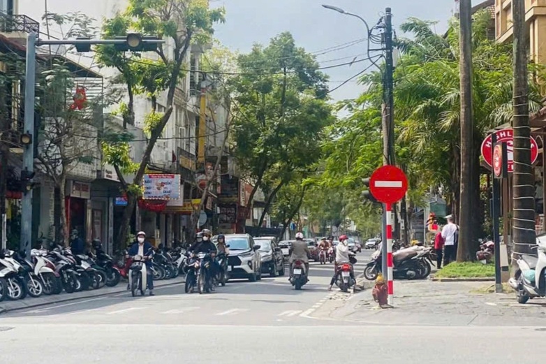 Biển báo giao thông ở thành phố Huế được gắn buổi sáng, gỡ buổi chiều