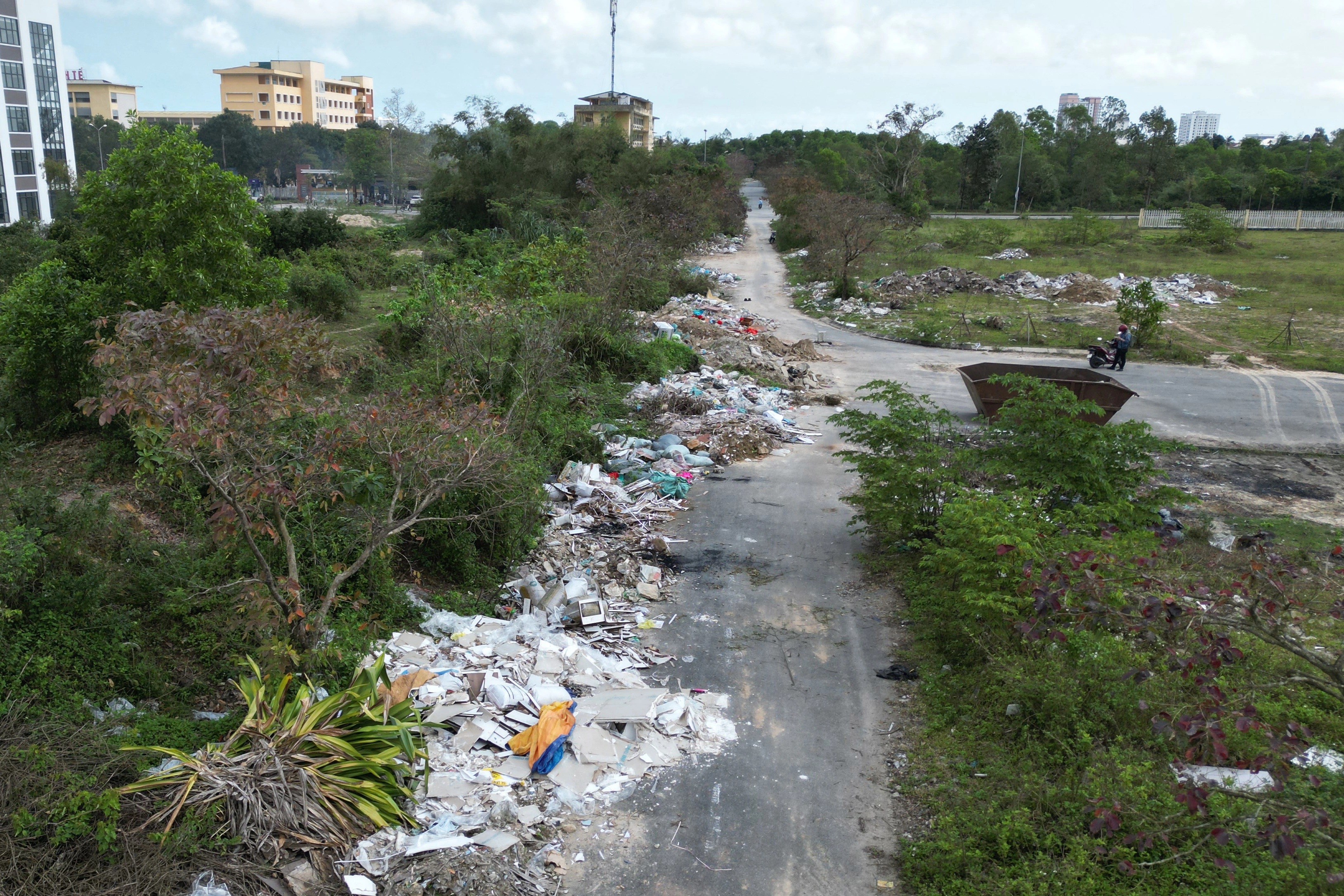 Khu quy hoạch đại học ngập rác thải, dân không dám cản vì sợ bị trả thù