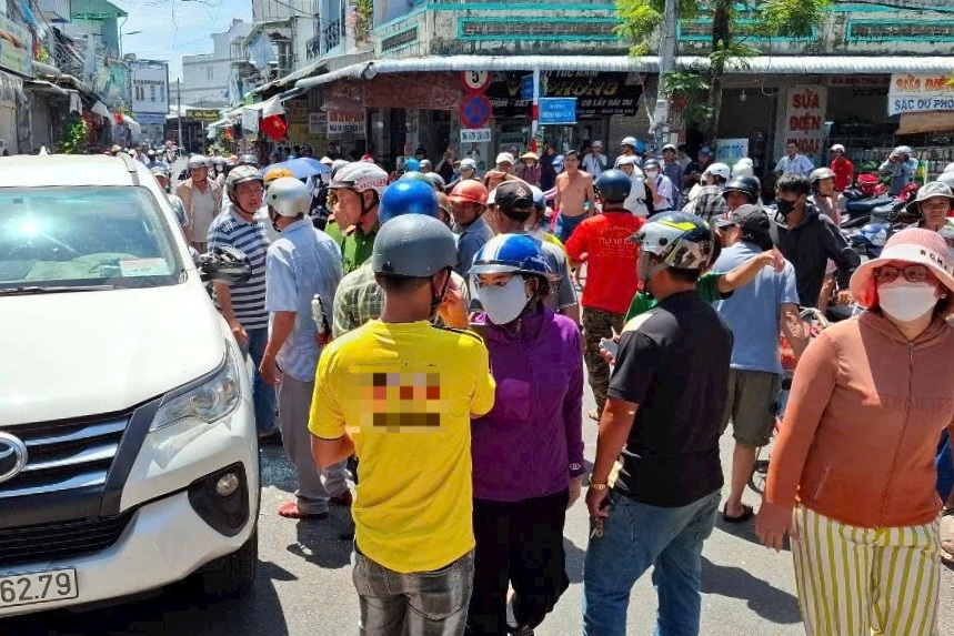 Hàng chục người tập trung quanh xe người đàn ông bị nghi "bắt cóc phụ nữ"