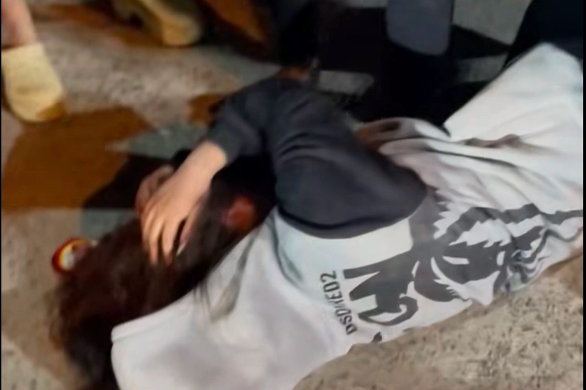 Thiếu nữ 17 tuổi ở Hà Nội bị đánh hội đồng, bắt quỳ xin lỗi