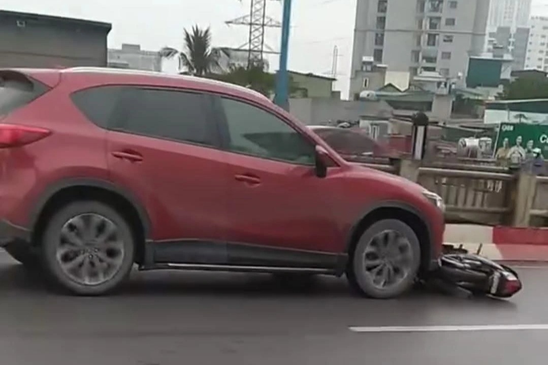 Triệu tập tài xế ô tô tông, "ủn" xe máy trên đường Cổ Linh