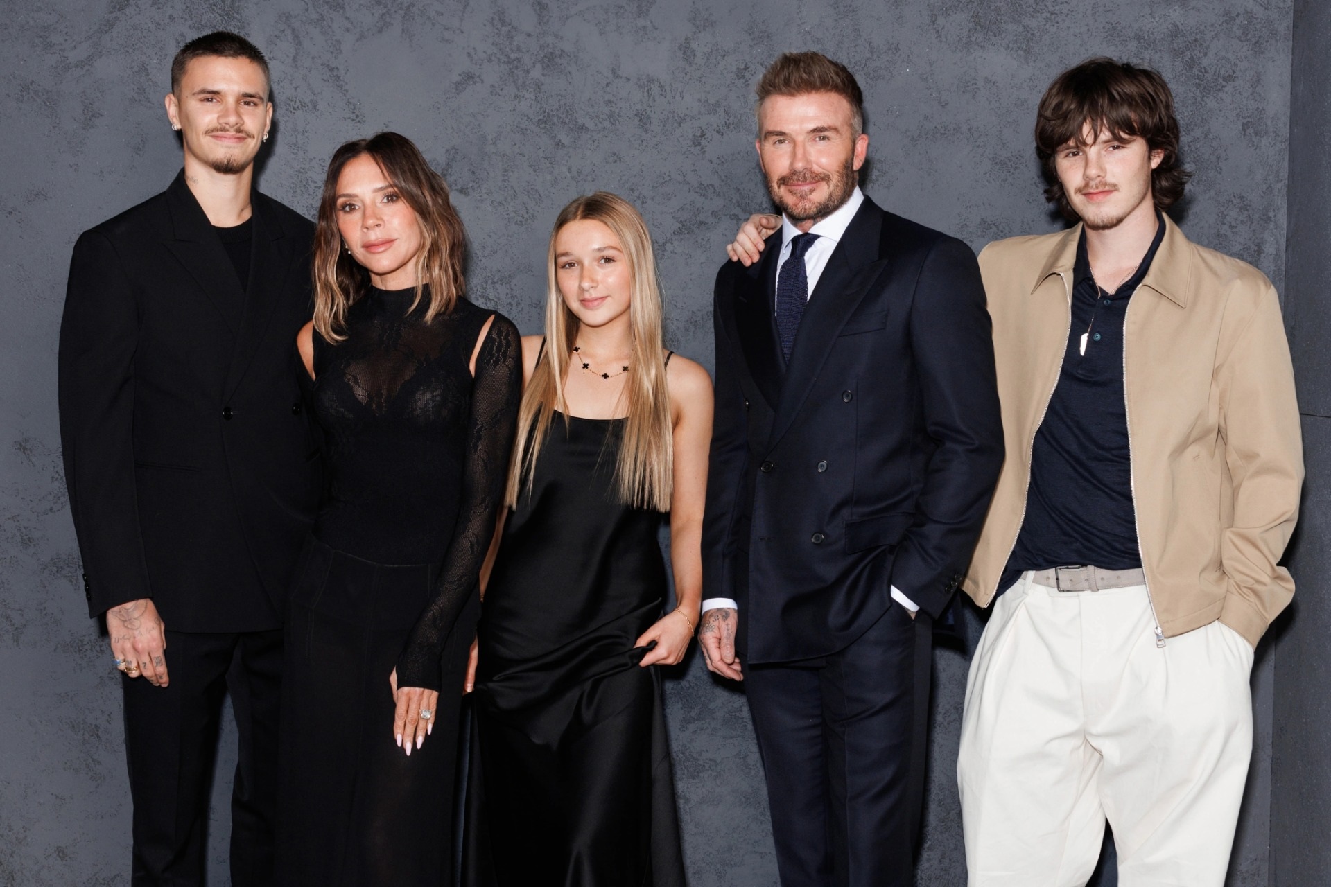 David Beckham gây sốt khi xuất hiện bảnh bao bên vợ và các con