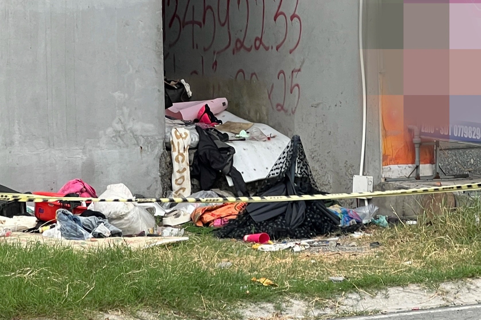 Bé trai 4 tháng tuổi tử vong trong khe thoát hiểm ở Bình Dương