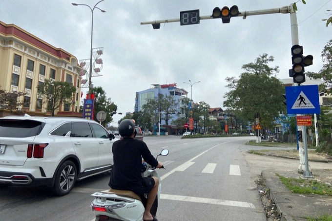 Cụm đèn tín hiệu chỉ có vàng nhấp nháy và đỏ, tài xế không dám đi