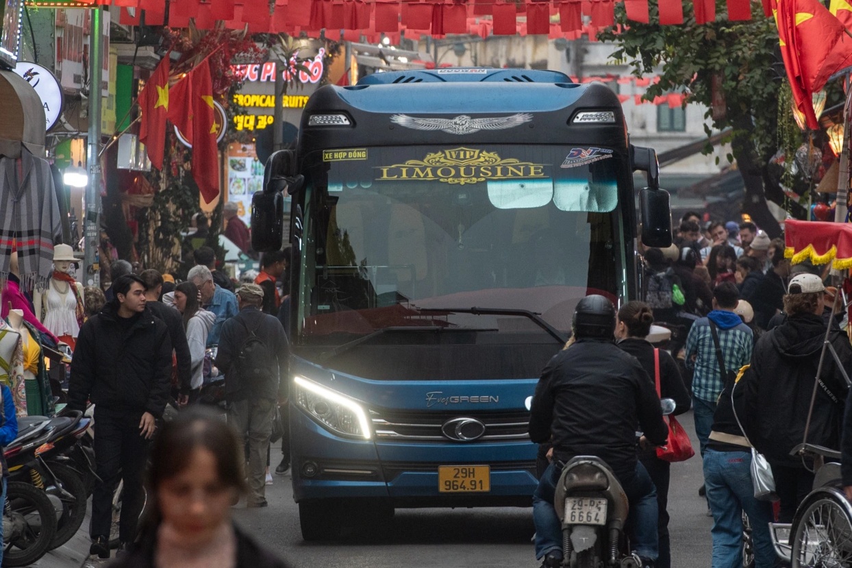 Xe khách trên 16 chỗ "chen chúc" gây ùn tắc giữa phố cổ Hà Nội