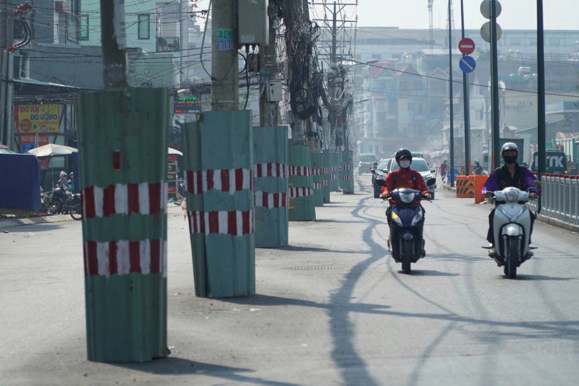 Người dân bất an với hàng cột điện án ngữ giữa đường ở TPHCM