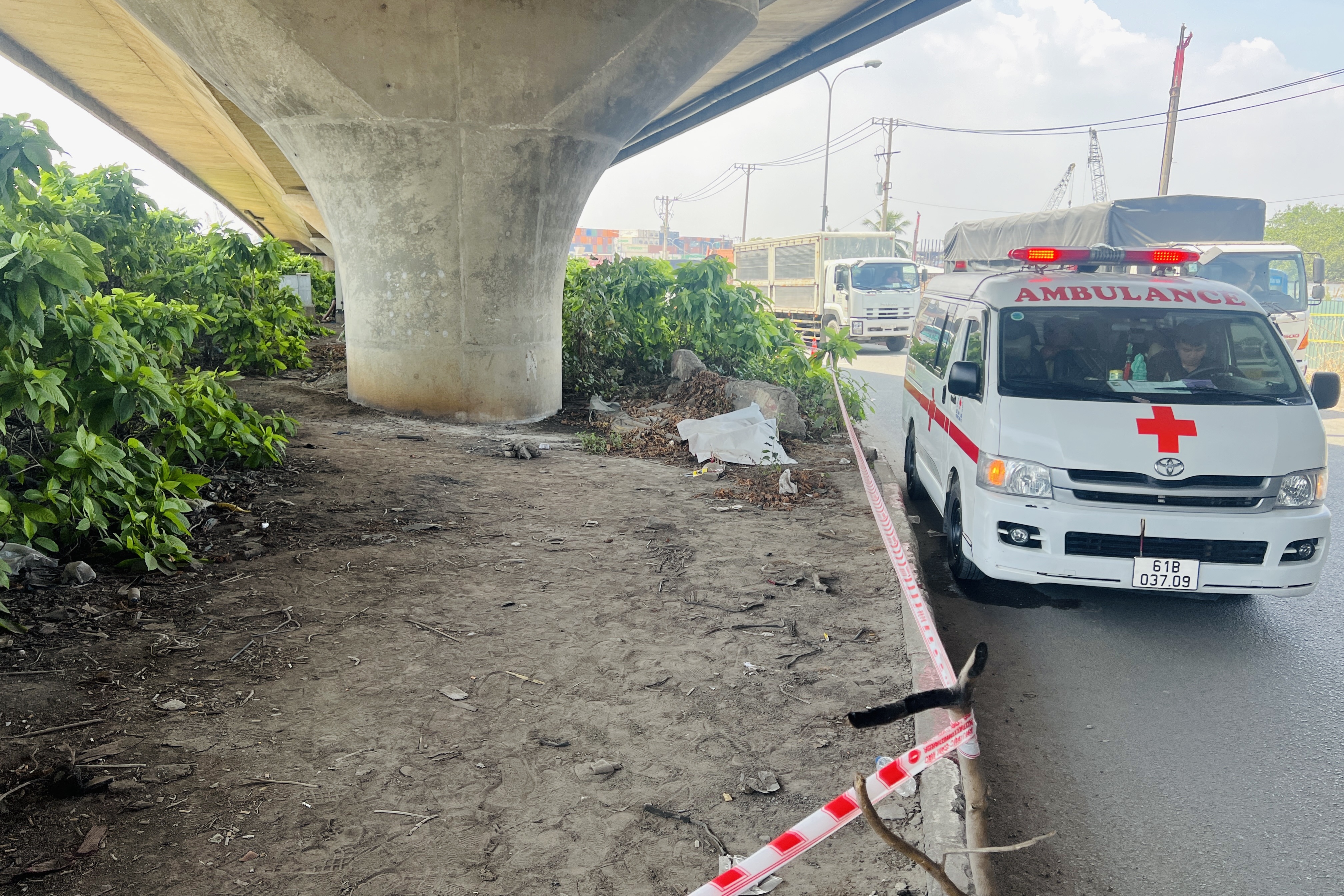 Người phụ nữ tử vong dưới gầm cầu vượt ở Bình Dương