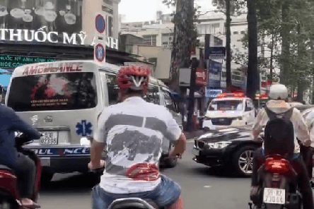 Thực hư clip xe cứu thương chế còi "cố lên, sắp tới rồi" chạy ở TPHCM