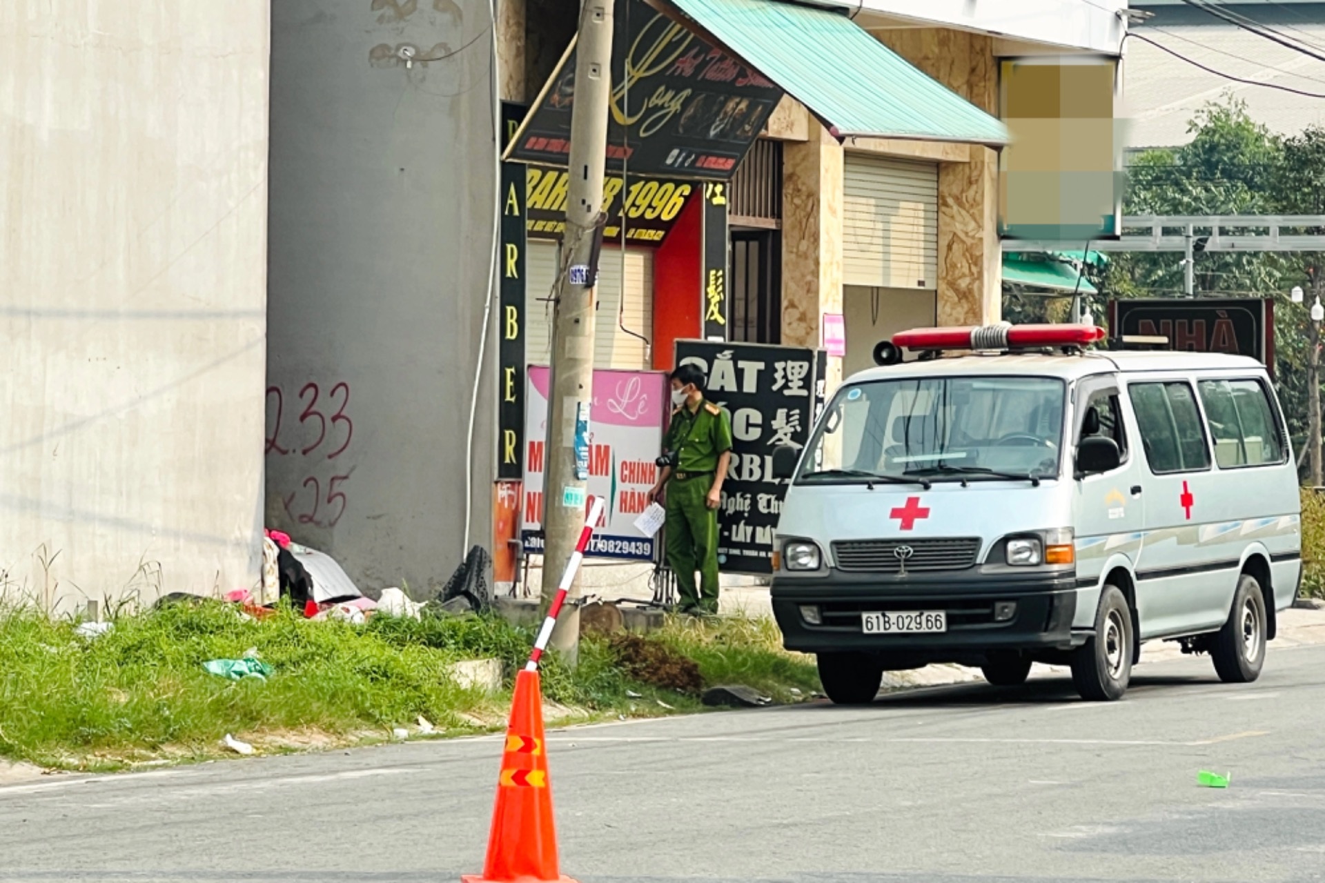 Người mẹ ở bên thi thể con trong khe thoát hiểm suốt 3 ngày tại Bình Dương