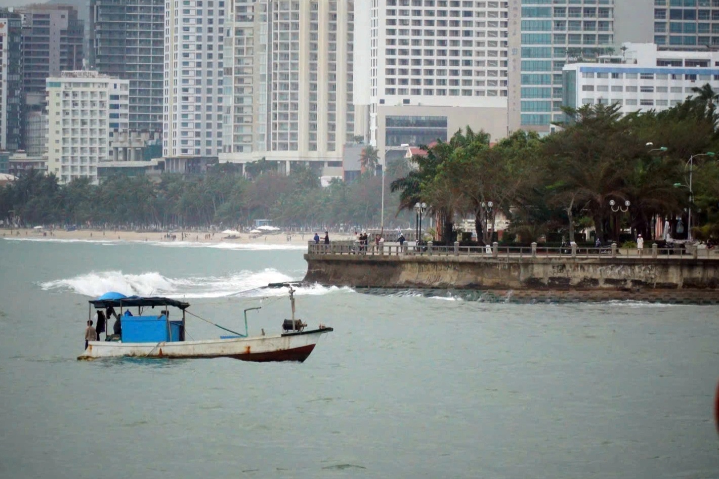 Tàu chở 6 người bị sóng lớn đánh chìm trên biển Nha Trang
