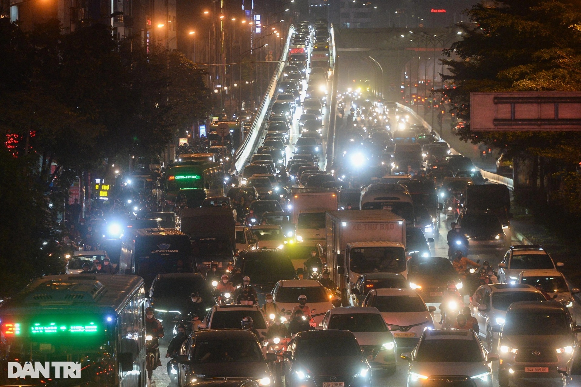 Chật vật trong mưa lạnh, người dân ở Hà Nội nhích từng mét về nhà