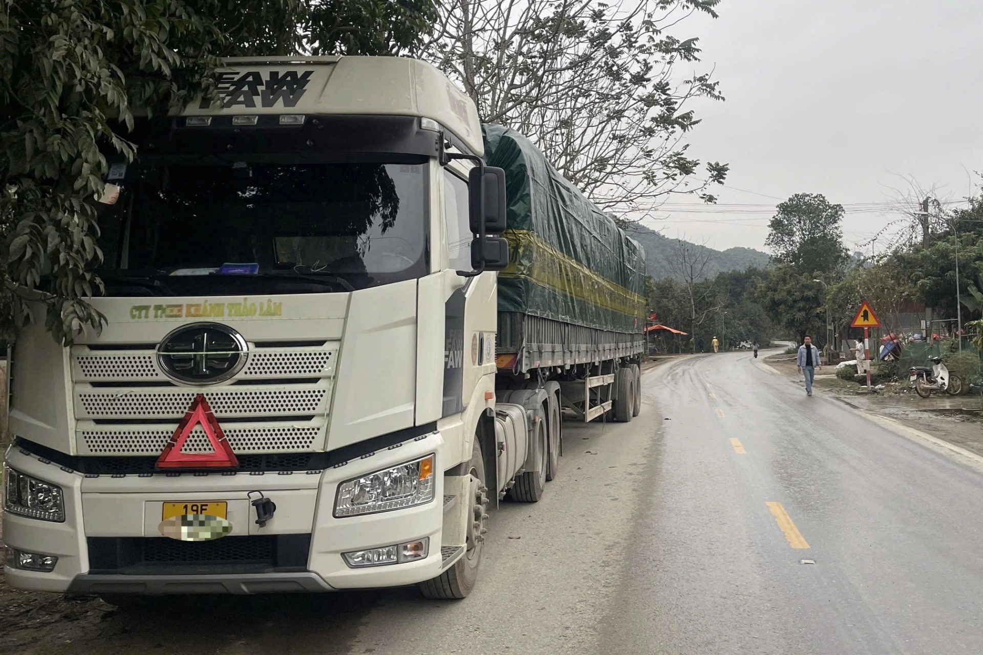 Tai nạn hy hữu, người đàn ông tử vong do lốp ô tô văng trúng