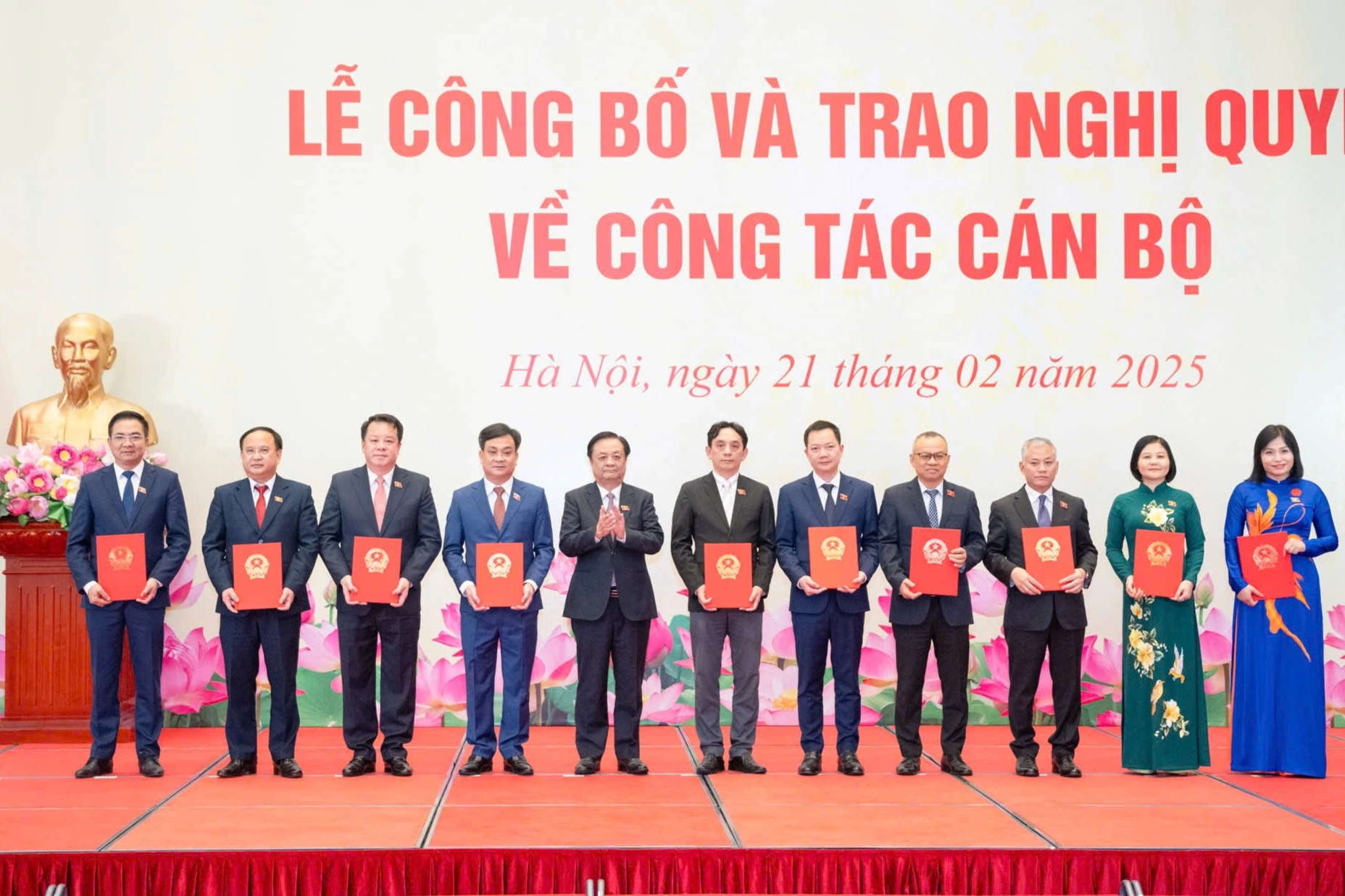 Công bố và trao nghị quyết của Ủy ban Thường vụ Quốc hội về công tác cán bộ