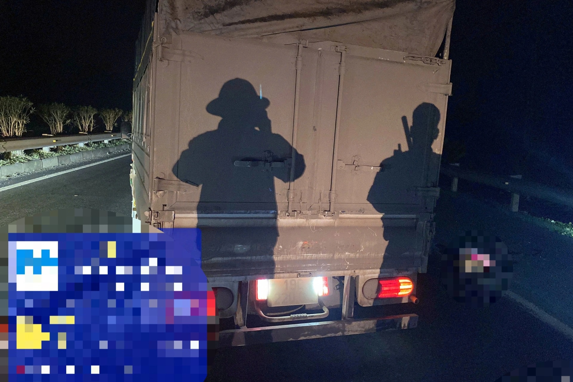 Xe tải đâm trúng 2 mẹ con đi bộ trên cao tốc, một người tử vong