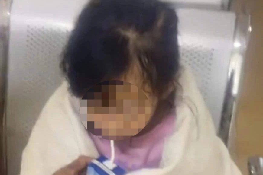 Xót xa tiếng thét "cứu bố con với" của bé gái trong chiếc ô tô bẹp rúm