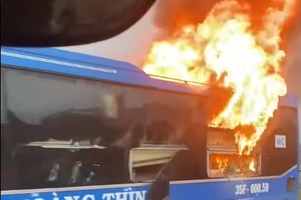 Xe khách bốc cháy dữ dội trên quốc lộ, nhiều người thoát nạn