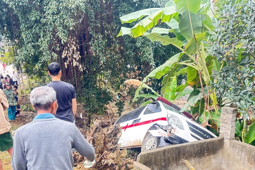 Nữ sinh tử vong do tai nạn, xe cấp cứu chở thi thể lao xuống vực